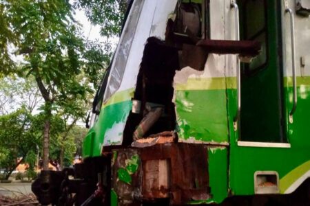 KA Komuter Temper Truk di Gedangan Sidoarjo, Begini Kondisinya