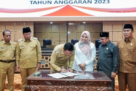 Legislatif Lamongan Setujui Raperda Pertanggungjawaban Pelaksanaan APBD 2023 foto beritajatim