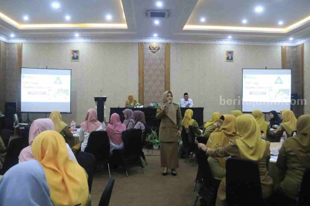 Bupati Mojokerto Ikfina Fahmawati saat pembinaan Kepala Sekolah dan guru pendamping UKS SMP ini berlangsung di aula salah satu hotel di Kota Mojokerto, Selasa (11/6/2024). [Foto : ist]