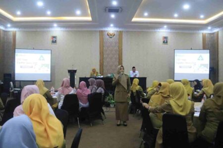 Bupati Mojokerto Ikfina Fahmawati saat pembinaan Kepala Sekolah dan guru pendamping UKS SMP ini berlangsung di aula salah satu hotel di Kota Mojokerto, Selasa (11/6/2024). [Foto : ist]