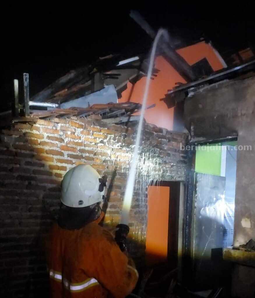 Petugas berusaha memadamkan api di SMPN 3 Kutorejo di Dusun Rejosari, Desa Kepuharum, Kecamatan Kutorejo, Kabupaten Mojokerto, Selasa (11/6/2024). [Foto : ist]