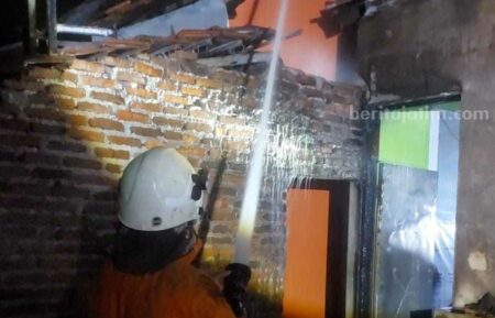 Petugas berusaha memadamkan api di SMPN 3 Kutorejo di Dusun Rejosari, Desa Kepuharum, Kecamatan Kutorejo, Kabupaten Mojokerto, Selasa (11/6/2024). [Foto : ist]