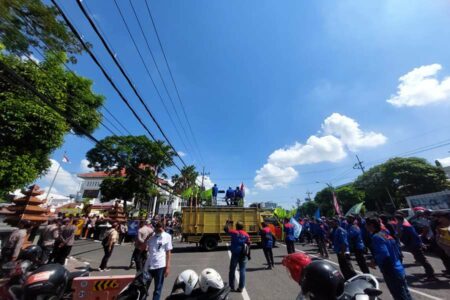 Buruh yang demo di depan Gedung Kantor DPRF Jatim. [Beritajatim/Anggadia]