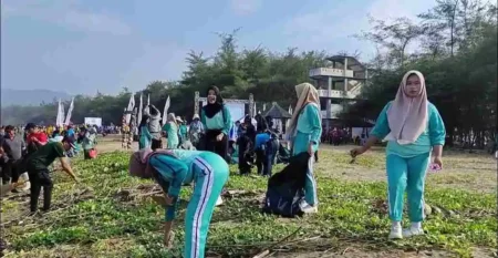 Ribuan Orang Gelar Aksi Pungut Sampah di Pantai Pancer Dor Pacitan