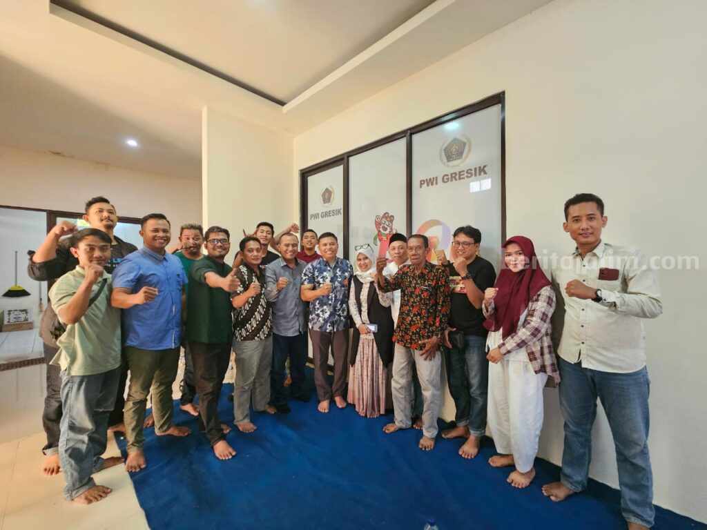 Mayjen TNI Agus Winarna (baju batik biru) bersama pengurus dan anggota PWI Gresik.
