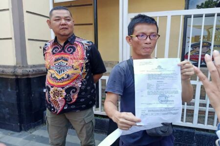 Caption : Tjiu Hong Meng alias Ameng didampingi Kuasa Hukumnya, I Komang Aries Dharmawan