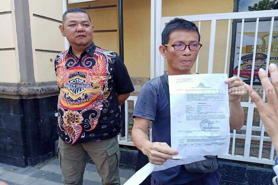 Caption : Tjiu Hong Meng alias Ameng didampingi Kuasa Hukumnya, I Komang Aries Dharmawan