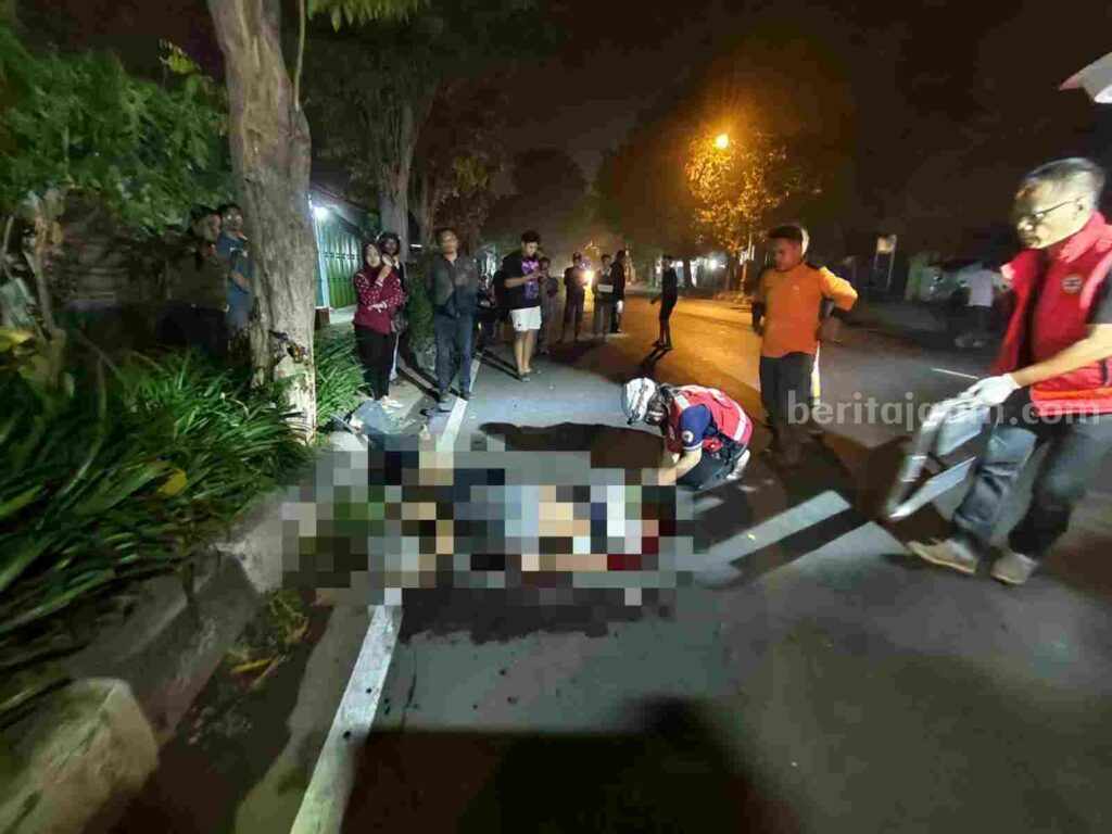 Jenazah korban dievakuasi sejumlah relawan ke kamar jenazah RSUD Prof Dr Soekandar Kecamatan Mojosari, Kabupaten Mojokerto, Kamis (13/6/2024). [Foto : ist]