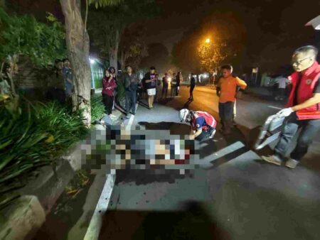 Jenazah korban dievakuasi sejumlah relawan ke kamar jenazah RSUD Prof Dr Soekandar Kecamatan Mojosari, Kabupaten Mojokerto, Kamis (13/6/2024). [Foto : ist]
