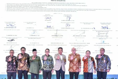 Plt Bupati Sidoarjo Ikuti Roadshow Bus KPK, Proaktif Berantas Korupsi Penandatanganan pakta integritas antikorupsi bersama KPK.