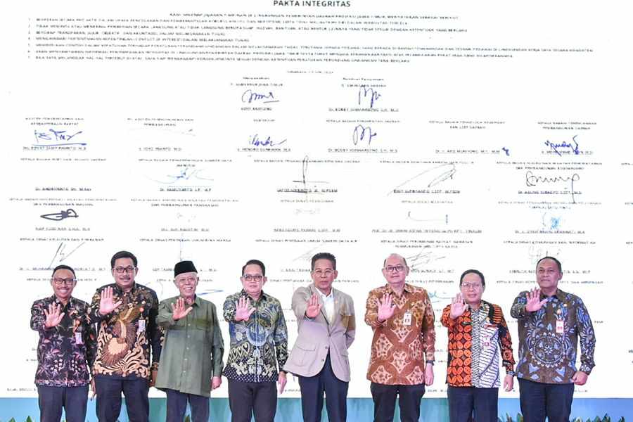 Penandatanganan pakta integritas antikorupsi bersama KPK.