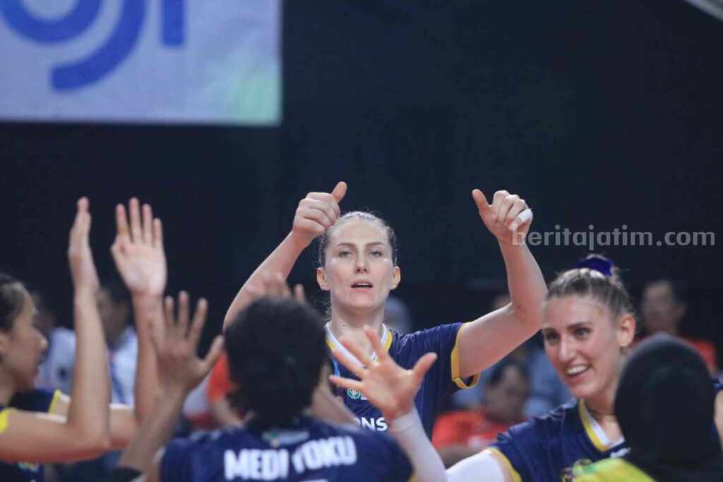 Foto pemain asing Gresik Petrokimia Polina Rahimova (tengah) melakukan selebrasi dengan pemain lainnya.