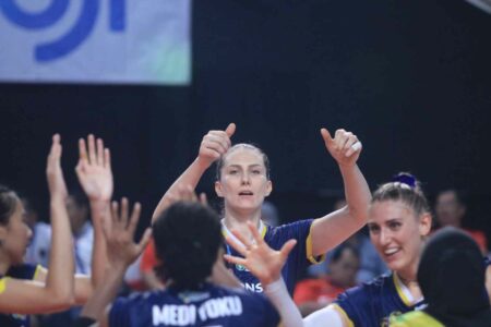 Gresik Petrokimia Lakoni Laga Terburuk di Proliga 2024 Foto pemain asing Gresik Petrokimia Polina Rahimova (tengah) melakukan selebrasi dengan pemain lainnya.