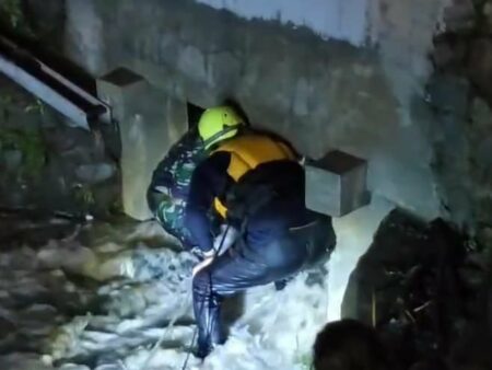 Petugas melakukan pembersihkan di saluran gorong-gorong di Desa Ngrowo, Kecamatan Bangsal, Kabupaten Mojokerto yang tersumbat sampah, Kamis (13/6/2024). [Foto : ist]