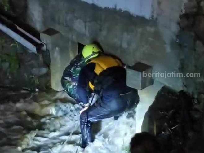 Petugas melakukan pembersihkan di saluran gorong-gorong di Desa Ngrowo, Kecamatan Bangsal, Kabupaten Mojokerto yang tersumbat sampah, Kamis (13/6/2024). [Foto : ist]