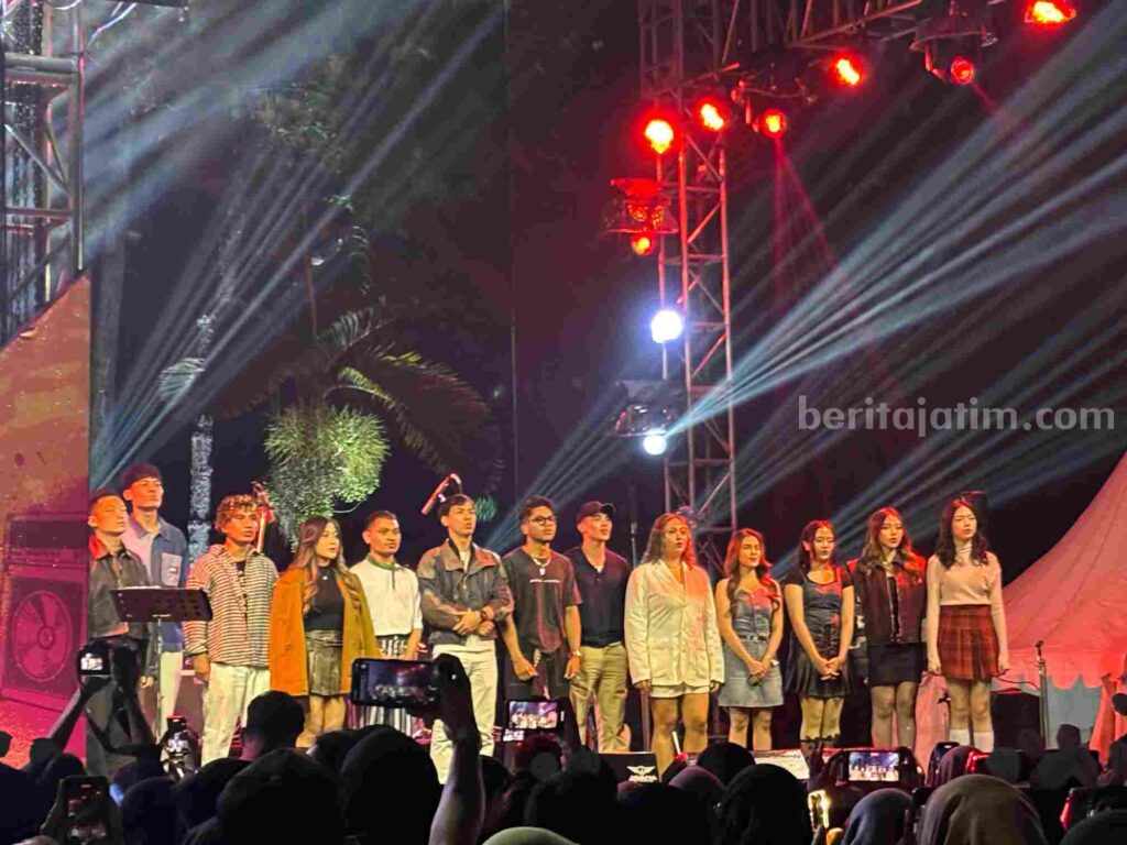 Deretan bintang yang tampil saat perayaan ultah STIE Malangkuceçwara ke-53 dan Ultah Ke-22 MFM (Foto: Dani Alifian/beritajatim.com)