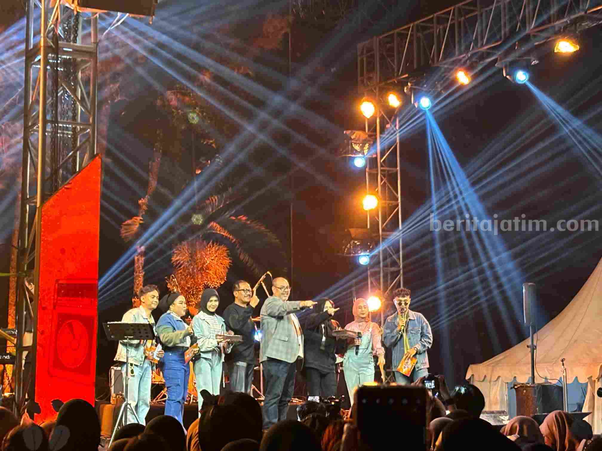 Drs Bunyamin bersama sejumlah pihak saat merayakan ultah STIE Malangkuceçwara ke-53 dan Ultah Ke-22 MFM (Foto: Dani Alifian/beritajatim.com)