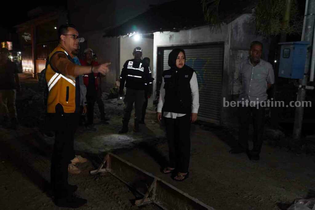 Bupati Mojokerto Ikfina Fatmawati saat meninjau pembangunan pengerjaan infrastruktur jalan poros di beberapa titik wilayah Kabupaten Mojokerto. [Foto : ist]