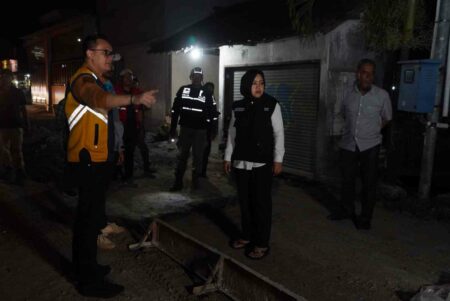 Bupati Mojokerto Ikfina Fatmawati saat meninjau pembangunan pengerjaan infrastruktur jalan poros di beberapa titik wilayah Kabupaten Mojokerto. [Foto : ist]