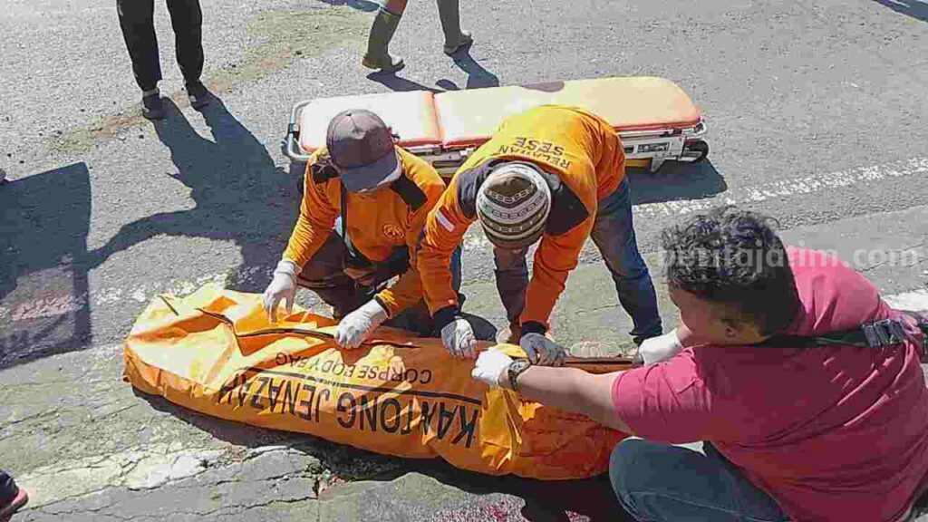 Korban tewas dievakuasi sejumlah relawan ke RSUD Sumber Glagah Kecamatan Pacet, Kabupaten Mojokerto. [Foto : ist]