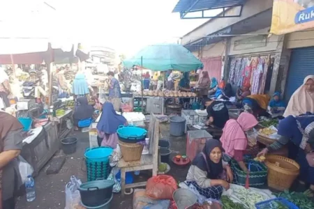 Pedagang ojokan di Pasar Dolopo, Kecamatann Dolopo Kabupaten Madiun yang mengganggu aktivitas keluar masuk pasar.