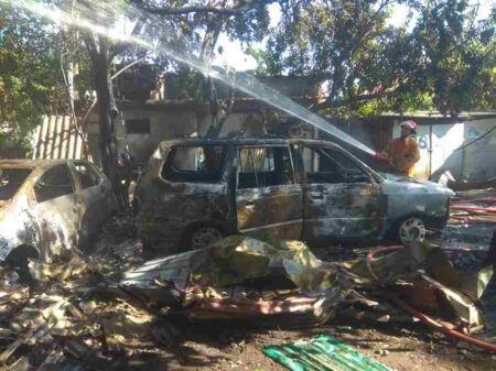 Diduga Korsleting Listrik, 3 Mobil di Gresik Hangus Terbakar foto beritajatim