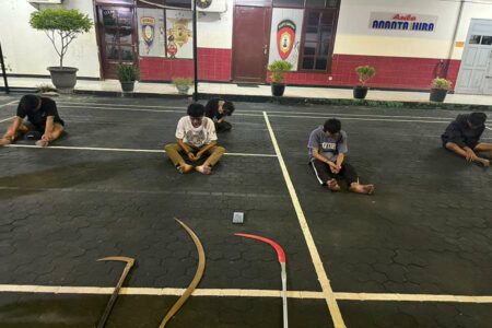 Aksi Gangster kembali Muncul di Surabaya, Hendak Tawuran di Indrapura Kelima anggota gangster usai diamankan tim respati Polrestabes Surabaya