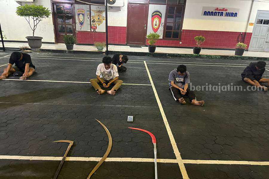 Kelima anggota gangster usai diamankan tim respati Polrestabes Surabaya