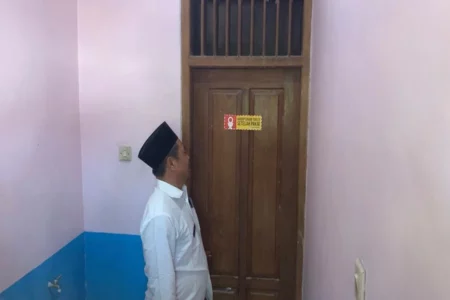 Sejoli di Ponorogo Diduga Berbuat Mesum di Toilet Masjid foto beritajatim