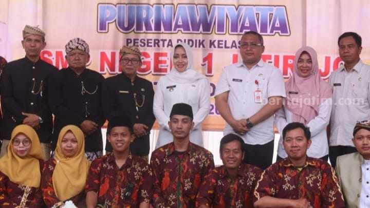 Bupati Mojokerto Ikfina Fahmawati saat menghadiri Purnawiyata peserta didik IX SMPN 1 Jatirejo. [Foto : ist]