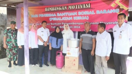 Penyandang Disabilitas di Gondang Mojokerto Terima Bansos dari Bupati Ikfina Bupati Mojokerto