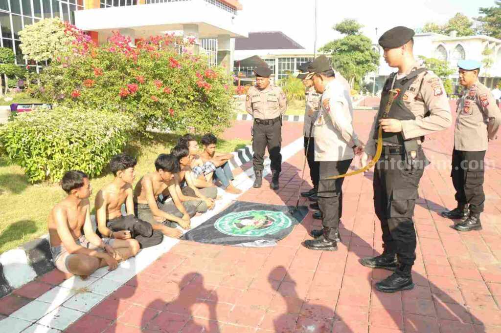 enam anggota geng motor saat diamankan di Mapolres Gresik