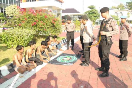 enam anggota geng motor saat diamankan di Mapolres Gresik