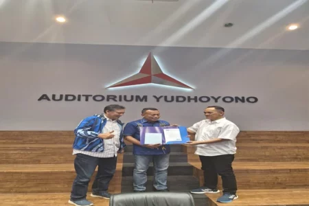 Sugiri Sancoko saat menerima surat tugas dari pengurus DPP Partai Demokrat di Jakarta beberapa hari lalu. (Foto/Istimewa)
