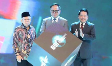 Potensi Bisnis Halal Makin Besar, Wapres Minta BSI Fokus Bidik Segmen Ini Direktur Utama BSI Hery Gunardi (kanan) bersama Wakil Presiden RI KH Ma'ruf Amin (kiri), Wakil Menteri BUMN Kartika Wirjoatmodjo (tengah) saat seremoni pembukaan BSI International Expo di JCC Senayan Jakarta, Kamis (20/6/2024). Foto/BSI