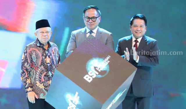 Direktur Utama BSI Hery Gunardi (kanan) bersama Wakil Presiden RI KH Ma'ruf Amin (kiri), Wakil Menteri BUMN Kartika Wirjoatmodjo (tengah) saat seremoni pembukaan BSI International Expo di JCC Senayan Jakarta, Kamis (20/6/2024). Foto/BSI