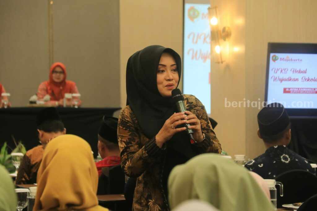Bupati Mojokerto Ikfina Fahmawati saat menghadiri pembinaan UKS MI se-Kabupaten Mojokerto di salah satu hotel di Kecamatan Puri, Kabupaten Mojokerto, Kamis (20/6/2024). [Foto: Ist]