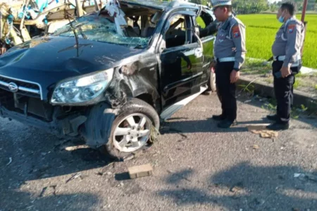 Kondisi minibus yang terguling di Tol Ngawi, yang menewaskan seorang oenumpang dengan tiga orang terluka, Kamis (20/06/2024).