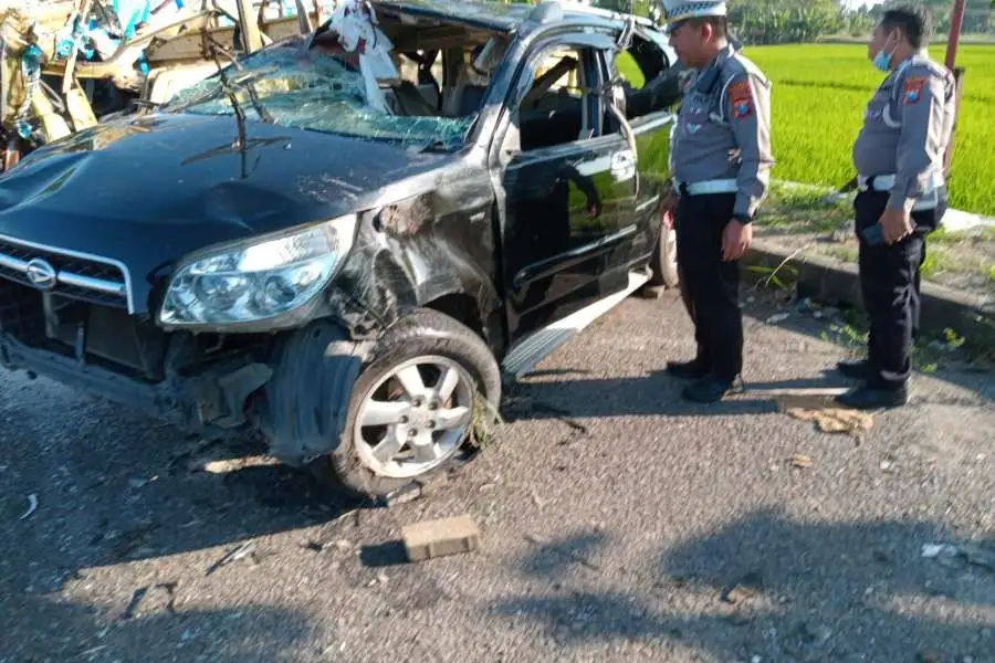 Kondisi minibus yang terguling di Tol Ngawi, yang menewaskan seorang oenumpang dengan tiga orang terluka, Kamis (20/06/2024).