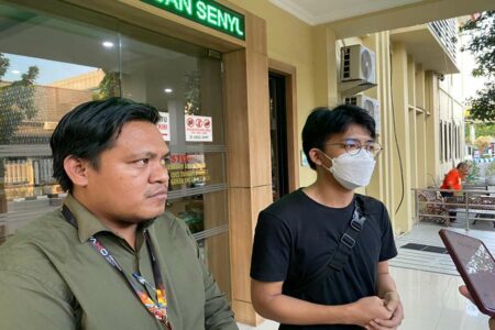 Cerita Pemuda Blitar Ditipu Kerja di Luar Negeri Jadi Scammer Habibus bersama IN saat melaporkan dugaan TPPO di Polda Jawa Timur.