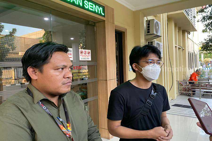 Habibus bersama IN saat melaporkan dugaan TPPO di Polda Jawa Timur.