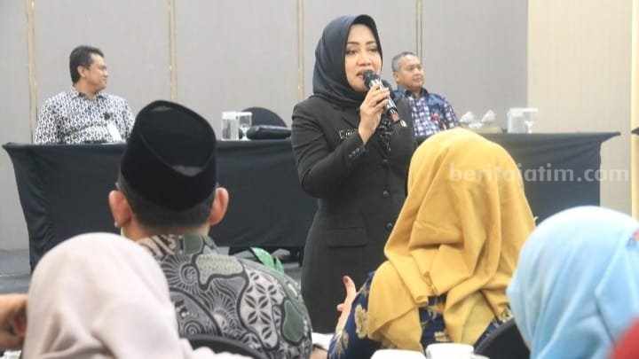 Bupati Mojokerto, Ikfina Fahmawati saat menghadiri Orientasi dan Pelatihan Guru UKS tingkat SD di salah satu hotel di Kecamatan Puri, Kabupaten Mojokerto, Jumat (21/6/2024). [Foto : ist]