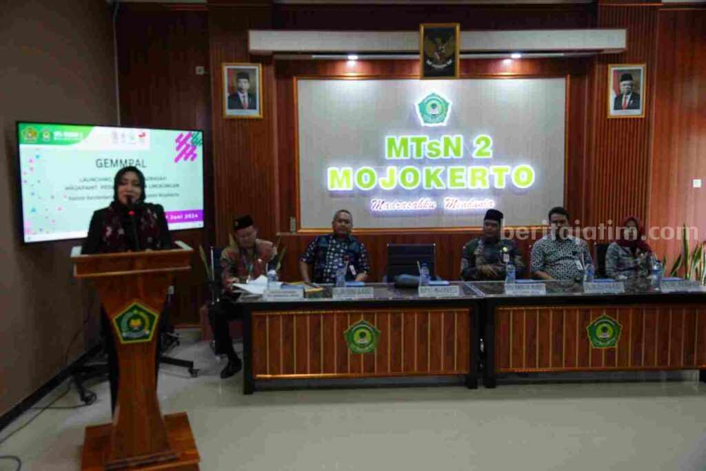 Bupati Mojokerto Ikfina Fahmawati saat menghadiri launching program Gerakan Madrasah Majapahit Peduli Anak dan Lingkungan (Gemmpal) di MTs2N Mojokerto, Jumat (21/6/2024). [Foto: Ist]