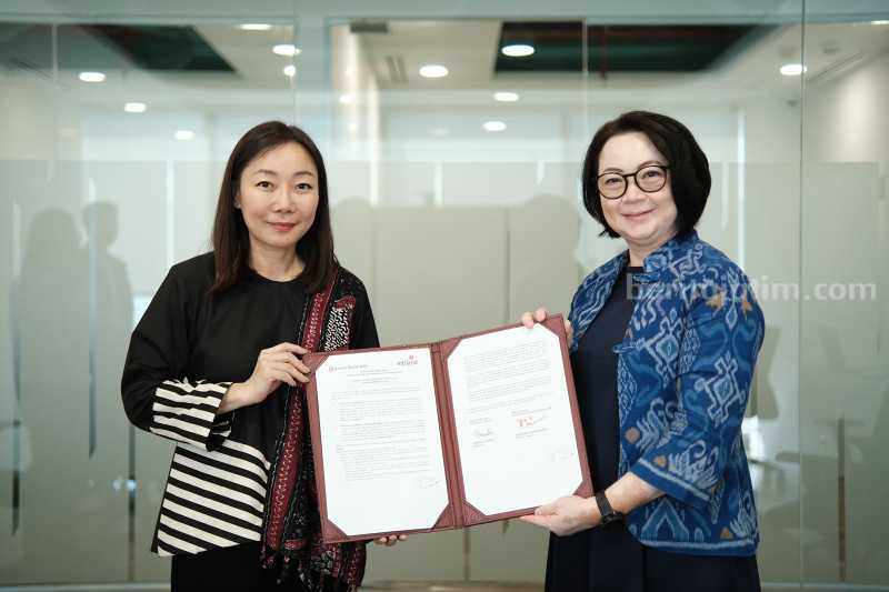 Theresia Rustandi, Corporate Director Intiland dan Sekretaris Yayasan Intiland bersama Direktur Utama Bank Maspion, Kasemsri Charoensiddhi.