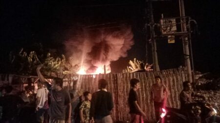 Gudang Rongsokan di Mojokerto Terbakar Gudang Rongsokan Terbakar
