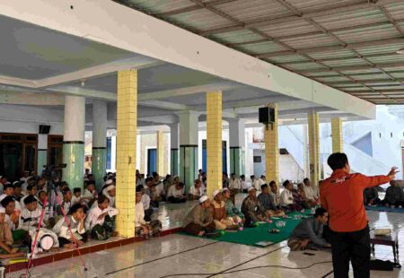 Jurnalis beritajatim.com Beri Wawasan Menulis Berita pada Ratusan Santri Pesantren Al Khoirot Malang