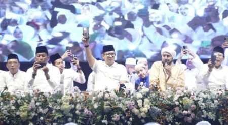 Pj Wali Kota Mojokerto Moh Ali Kuncoro saat menghadiri Sholawat Akbar Bersama Habib Syech di Lapangan Raden Wijaya di Kelurahan Surodinawan, Kecamatan Prajurit Kulon, Kota Mojokerto. [Foto : ist] 