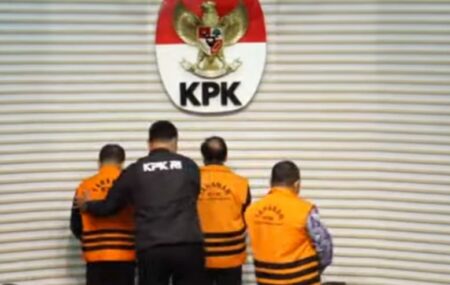 KPK Tahan Kepala Baguna PDIP Max Ruland Boseke Tiga tersangka ditahan di Rutan Cabang KPK.