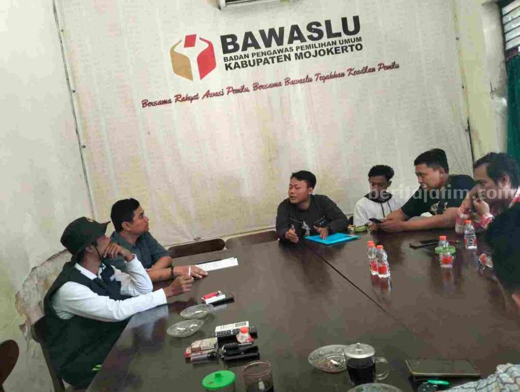Ketua KIPP Kabupaten Mojokerto, Ahmad Nurudiyan saat melapor ke Kantor Bawaslu Kabupaten Mojokerto, Selasa (25/6/2024). [Foto : ist]