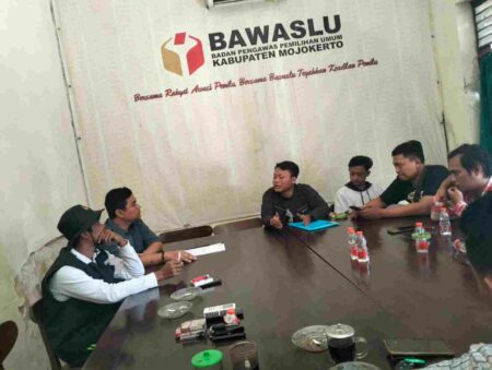 Ketua KIPP Kabupaten Mojokerto, Ahmad Nurudiyan saat melapor ke Kantor Bawaslu Kabupaten Mojokerto, Selasa (25/6/2024). [Foto : ist]